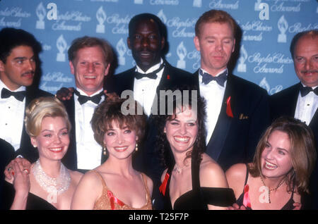 CULVER CITY, CA - 8. März: (L-R) Schauspieler Nicholas Turturro, Schauspieler Bill Brochtrup, Schauspieler James McDaniel, Schauspieler David Caruso, Schauspieler Dennis Franz, Schauspielerin Gail O'Grady, Schauspielerin Sharon Lawrence, Schauspielerin Amy Brenneman und Schauspielerin Sherry Stringfield der 20. jährlichen People's Choice Awards am 8. März 1994 an Sony Picture Studios in Culver City, Kalifornien. Foto von Barry King/Alamy Stock Foto Stockfoto