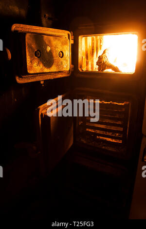 Altes Holz befeuerten Herd, Bulgarien Stockfoto