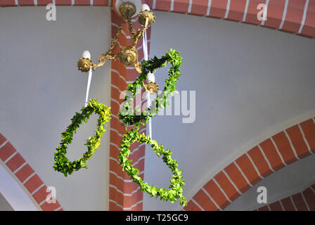 Drei Buchsbaum Kränze Dekoration hängen von der Kirche Lampe Stockfoto