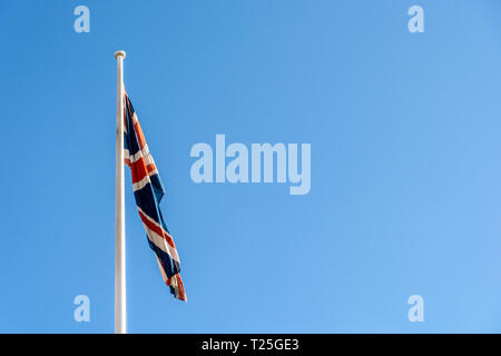 Die die Flagge des Vereinigten Königreichs Großbritannien und Nordirland, die Union Flag oder Union Jack bekannt, unten Lose herabhängende gegen den blauen Himmel. Stockfoto