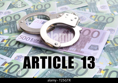 Polizei Handschellen auf euro Rechnungen und Artikel 13 Inschrift. Die europäische Richtlinie zum Urheberrecht einschließlich Artikel 13 wird durch das Europäische Parlament genehmigt Stockfoto