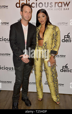 Ein intimes Abendessen Erfahrung an köstlichen Raw restaurant am 26. Februar 2019 in Miami Beach, Florida. Mit: Jared Shapiro, Joseline Hernandez Wo: Miami Beach, Florida, United States Wenn: 26 Feb 2019 Credit: Johnny Louis/WENN.com Stockfoto