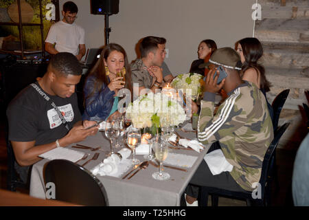 Ein intimes Abendessen Erfahrung an köstlichen Raw restaurant am 26. Februar 2019 in Miami Beach, Florida. Mit: Kenianische Drake, rashawn Scott Wo: Miami Beach, Florida, United States Wenn: 26 Feb 2019 Credit: Johnny Louis/WENN.com Stockfoto