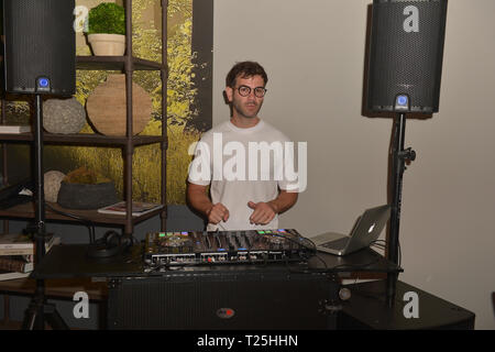 Ein intimes Abendessen Erfahrung an köstlichen Raw restaurant am 26. Februar 2019 in Miami Beach, Florida. Mit: DJ Rascal Wo: Miami Beach, Florida, United States Wenn: 26 Feb 2019 Credit: Johnny Louis/WENN.com Stockfoto