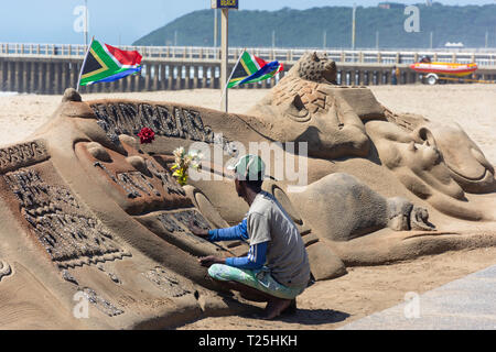 Mann, der Sand Skulptur auf North Beach, Durban, KwaZulu-Natal, Südafrika Stockfoto