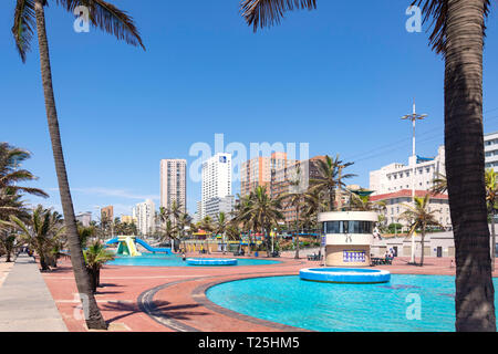 Kinderpool und einen Spielplatz am Strand Promenade Snell Parade, Neue Strand, Durban, KwaZulu-Natal, Südafrika Stockfoto