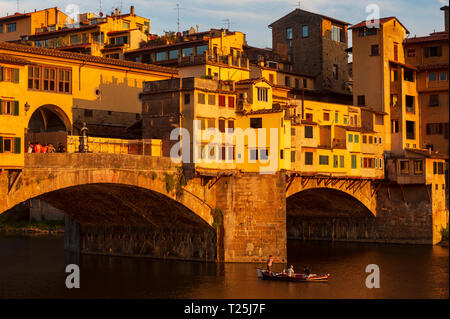 Der Ponte Vecchio, eine mittelalterliche Stein geschlossen - brüstungs Segmentbogen Brücke über den Fluss Arno in Florenz, Italien, bekannt für noch in Läden gebaut Stockfoto