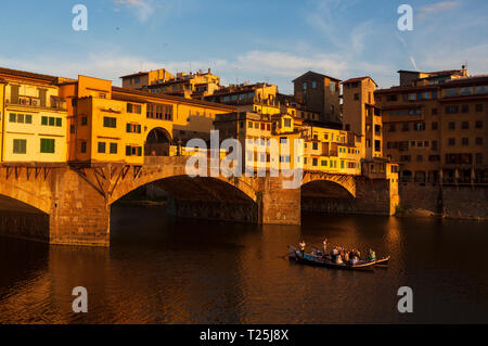 Der Ponte Vecchio, eine mittelalterliche Stein geschlossen - brüstungs Segmentbogen Brücke über den Fluss Arno in Florenz, Italien, bekannt für noch in Läden gebaut Stockfoto