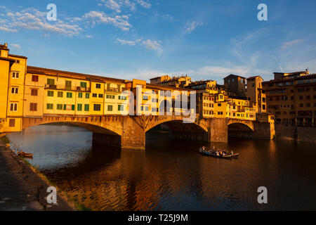 Der Ponte Vecchio, eine mittelalterliche Stein geschlossen - brüstungs Segmentbogen Brücke über den Fluss Arno in Florenz, Italien, bekannt für noch in Läden gebaut Stockfoto