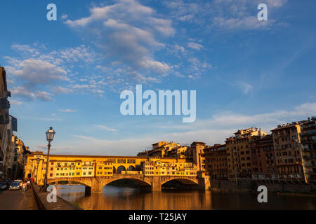 Der Ponte Vecchio, eine mittelalterliche Stein geschlossen - brüstungs Segmentbogen Brücke über den Fluss Arno in Florenz, Italien, bekannt für noch in Läden gebaut Stockfoto