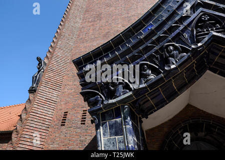 Berlin. Deutschland. Kreuzkirche Schmargendorf, Hohenzollerndamm 130. Erbaut 1927-1929 nach einem Entwurf von Ernst und Günther Paulus. Blau glasierte keramische por Stockfoto