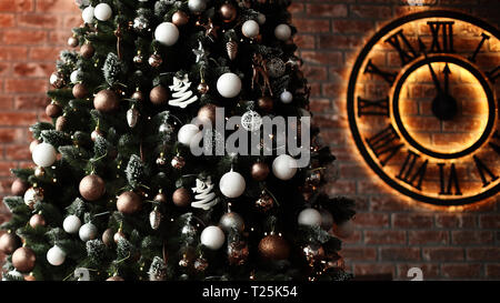 Bis zu schließen. Weihnachtsbaum und Uhr auf Mauer Hintergrund. Weihnachten Hintergrund Stockfoto
