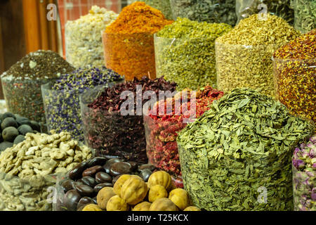 Eine vor einem Geschäft in der Spice Market (Souk) von Dubai. Eine Vielzahl von bunten und leckeren Gewürze werden auf der Anzeige Stockfoto