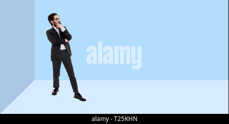 Volle Länge Portrait von nachdenklich bärtigen Geschäftsmann, Panorama Foto mit Kopie Raum Stockfoto