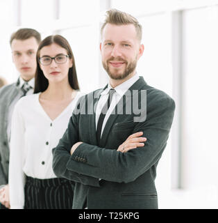 Portrait von ein Geschäftsmann und seine Business Team im Büro Stockfoto