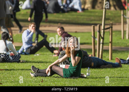 Londoners genießen Sie das Mittagessen während der heißen Februar Wetter im Londoner St. James' Park. Mit: Atmosphäre, Wo: London, Vereinigtes Königreich, wenn: 27 Feb 2019 Credit: Wheatley/WANN Stockfoto