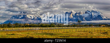 Cordillera del Paine im Morgenlicht - Torres del Paine N.P. (Patagonien, Chile) Stockfoto