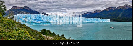 Perito Moreno Gletscher im Los Glaciares Nationalpark N.P. (Argentinien) mit Kreuzfahrtschiff Stockfoto