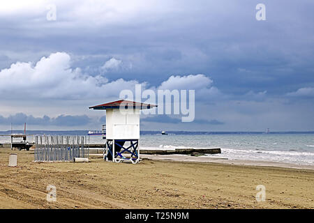 Strand Mackenzie in der Stadt nach dem Regen, Larnaca, Zypern, Europa Stockfoto