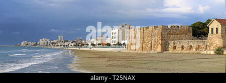 Larnaca Burg auf finikoudes Boulevard und Embankment in Larnaca, Zypern Stockfoto