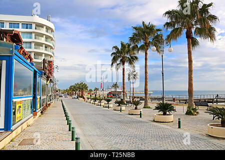 LARNACA, ZYPERN - MÄRZ 03, 2019: Palm Promenade Phinikoudes. Beliebte touristische europäischen Ziel Stockfoto