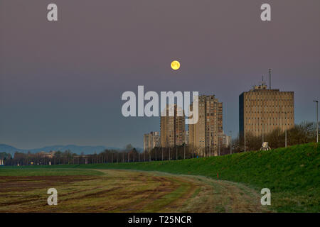 Mond Einstellung in den Morgen hinter Gebäude in Zagreb Stockfoto