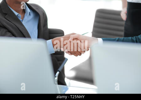 Closeup. Handshake von Business Partnern auf dem Hintergrund des Amtes Stockfoto