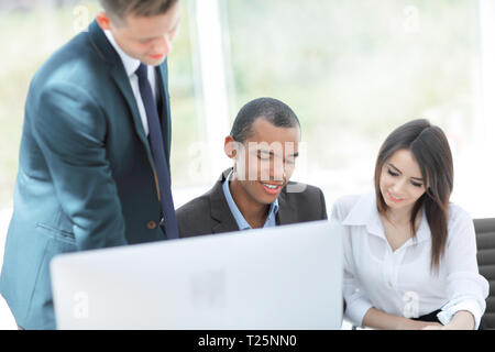 Project Manager und Business Team diskutieren Arbeit Dokumente Stockfoto