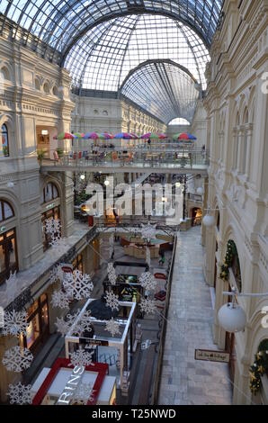 Moskau/Russland: Der berühmteste GUM ist das grosse Geschäft mit Blick auf den Roten Platz - traditionell ein Zentrum des Handels in Moskau, Russland. Stockfoto