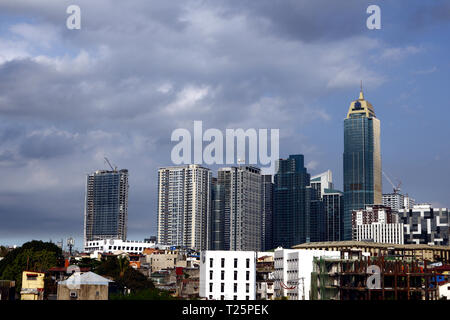 MAKATI CITY, Philippinen - 28. MÄRZ 2019: Gewerbe- und Wohnbauten im Central Business District von Makati City. Stockfoto