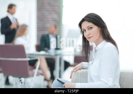 Serious Business Frau sitzt in seinem Büro. Stockfoto