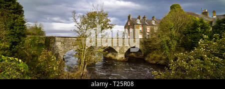 Old Bushmills Dorf, Brücke und den Fluss, Nordirland Stockfoto