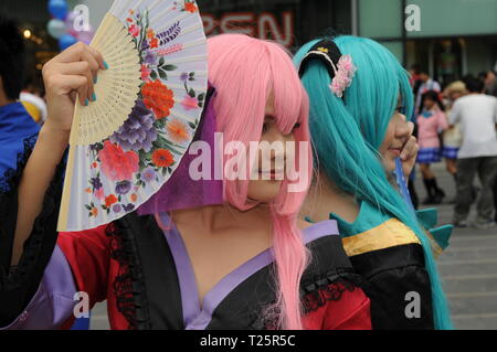 Junge Thai eineiige Zwillinge im Kostüm an einem Japanischen Cosplay Festival in Bangkok, Thailand. © kraig Lieb Stockfoto