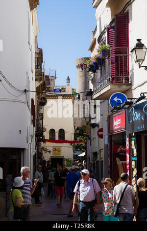 Eine schmale Straße in Tossa De Mar Spanien. Stockfoto