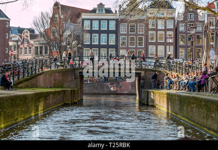 März 19, 2014: Amsterdam Holland. Touristen und Residence von Amsterdam genießen Sie Speisen und Getränke in einem der vielen Restaurants in Amsterdam, Holland. Stockfoto