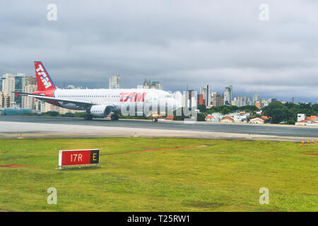 TAM Flugzeugs aus. LATAM Airlines Brasil, ehemals TAM Airlines. Sao Paulo. Brasilien Stockfoto
