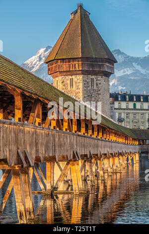 Die Kapellbrücke mit den Pilatus im Hintergrund, Luzern (Luzern), Zentralschweiz. Stockfoto