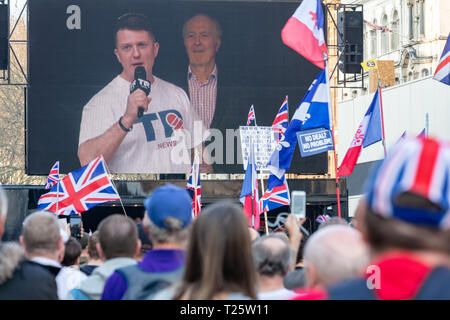 Westminster, London, UK, 29. März 2019; Masse Watch Tommy Robinson auf einer großen Leinwand eine Pro-Brexit Rede in Whitehall Stockfoto