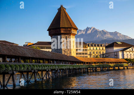 Wunderschöne mittelalterliche Holzbrücke, die über die See von Luzern, ist die älteste mittelalterliche Brücke in Europa Stockfoto