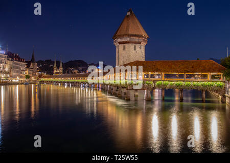 Wunderschöne mittelalterliche Holzbrücke, die über die See von Luzern, ist die älteste mittelalterliche Brücke in Europa Stockfoto