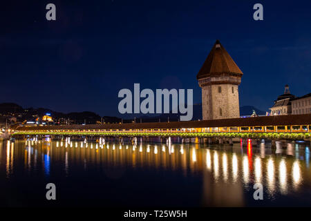 Wunderschöne mittelalterliche Holzbrücke, die über die See von Luzern, ist die älteste mittelalterliche Brücke in Europa Stockfoto