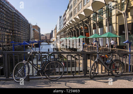 Hamburg, Deutschland - 04. September 2018: Hamburger Stadtbild. Fahrräder geparkt auf Brücke über Wasser aganst. Deutschland Stockfoto