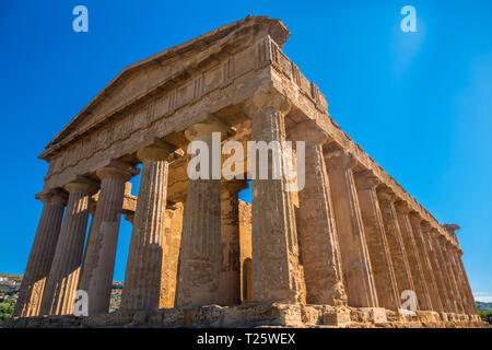 Der Tempel der Concordia, Tal der Tempel, Agrigento, Sizilien, Italien. Ein UNESCO-Weltkulturerbe, die größte archäologische Stätte der Welt Stockfoto
