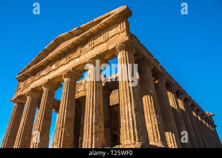 Der Tempel der Concordia, Tal der Tempel, Agrigento, Sizilien, Italien. Ein UNESCO-Weltkulturerbe, die größte archäologische Stätte der Welt Stockfoto