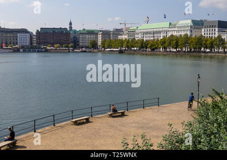 Hamburg, Deutschland - 04. September 2018: Eine Gruppe von Menschen am Ufer der Alster im Stadtteil von Hamburg, Deutschland Stockfoto