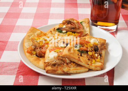 Gourmet Fladenbrot Vorspeisen mit einem alkoholfreien Getränk Stockfoto