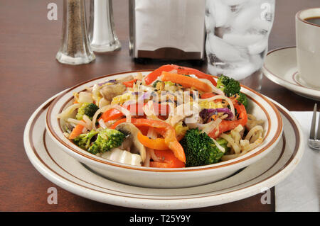 Eine Schüssel von Bangkok Curry auf reisnudeln Stockfoto