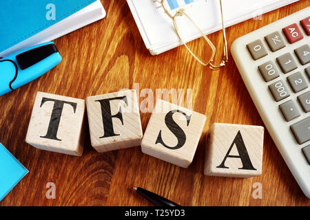 Steuerfreies Sparkonto - Tfsa aus Holz Würfel. Stockfoto