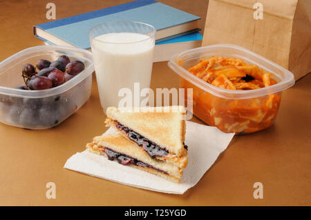 Ein gesundes Lunchpaket mit Peanut butter Sandwich, Trauben und Ravioli Stockfoto