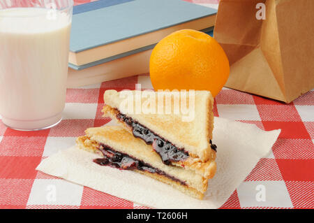 Ein Erdnussbutter und jelly Sandwich als Schule Mittagessen Stockfoto